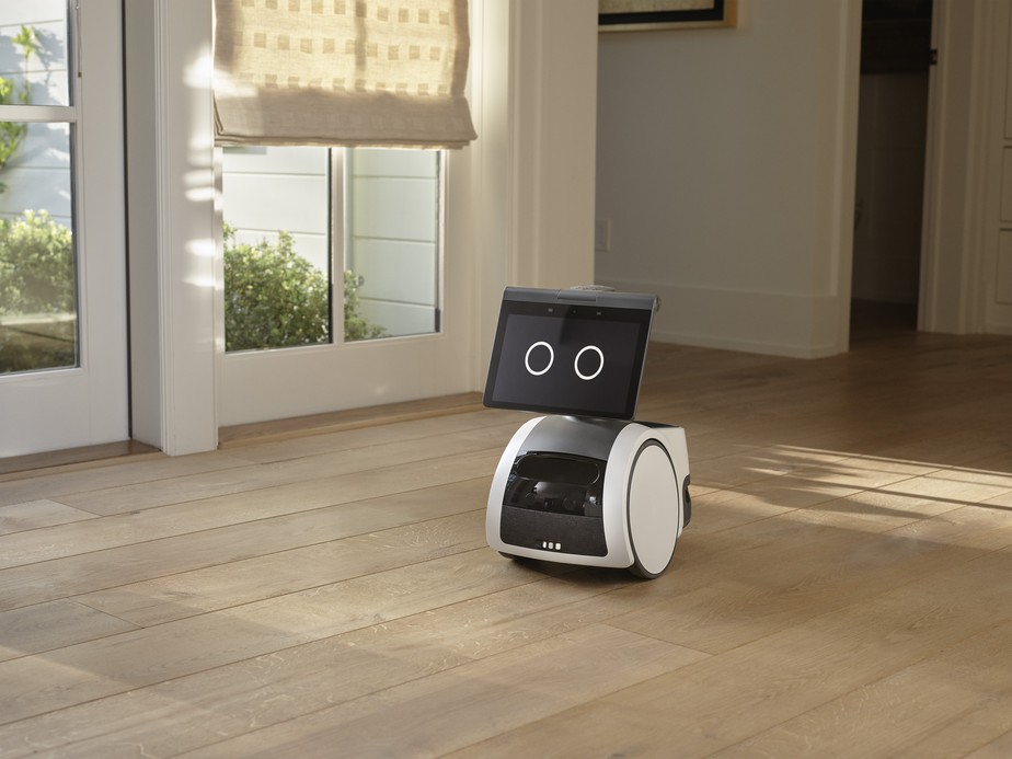 Amazon lança Astro, o robô assistente que promete vigiar a segurança da sua casa